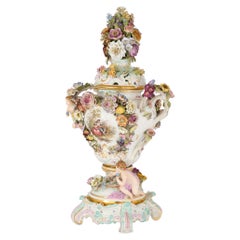 Große, mit Blumen verzierte Meissener Potpourri-Vase im Rokoko-Stil im Meissener Stil