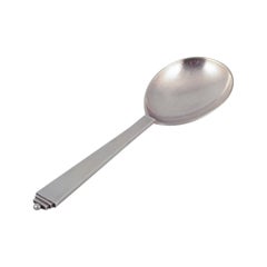 Cucchiaio da portata piramidale Georg Jensen in argento sterling.
