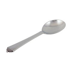 Georg Jensen. Cucchiaio da portata a piramide in argento sterling.
