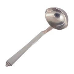 Georg Jensen Cuchara piramidal para salsa en plata de ley.