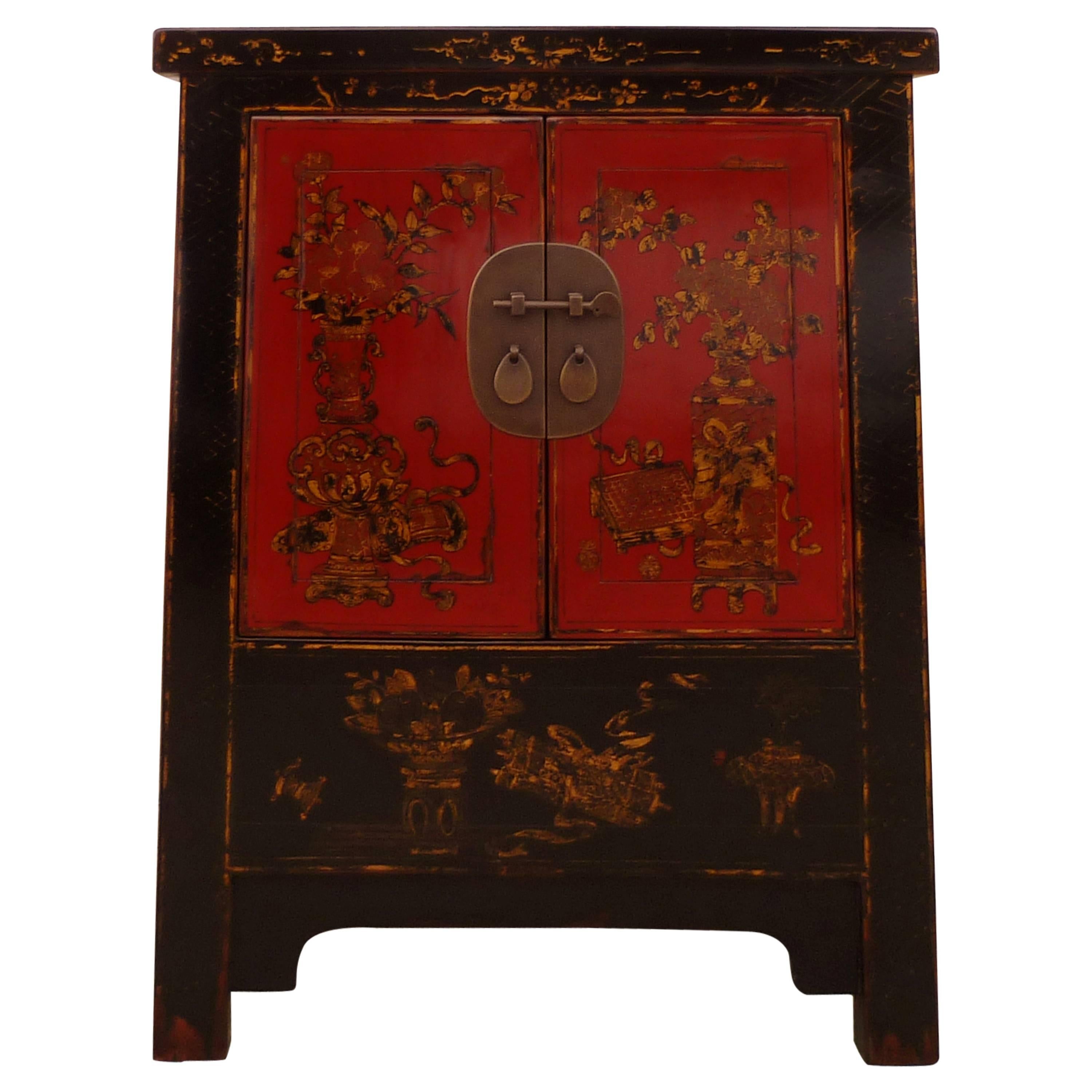 Fine Lacquer Chest with Gold Gilt Motif