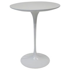Table d'appoint Tulip d'Eero Saarinen pour Knoll  .