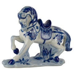 Figurita de porcelana china vintage Caballo ensillado Azul y blanco Años 60