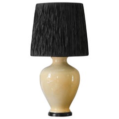 Große Craquelé-Tischlampe aus Keramik mit Holzsockel und Lampenschirm aus Raffia