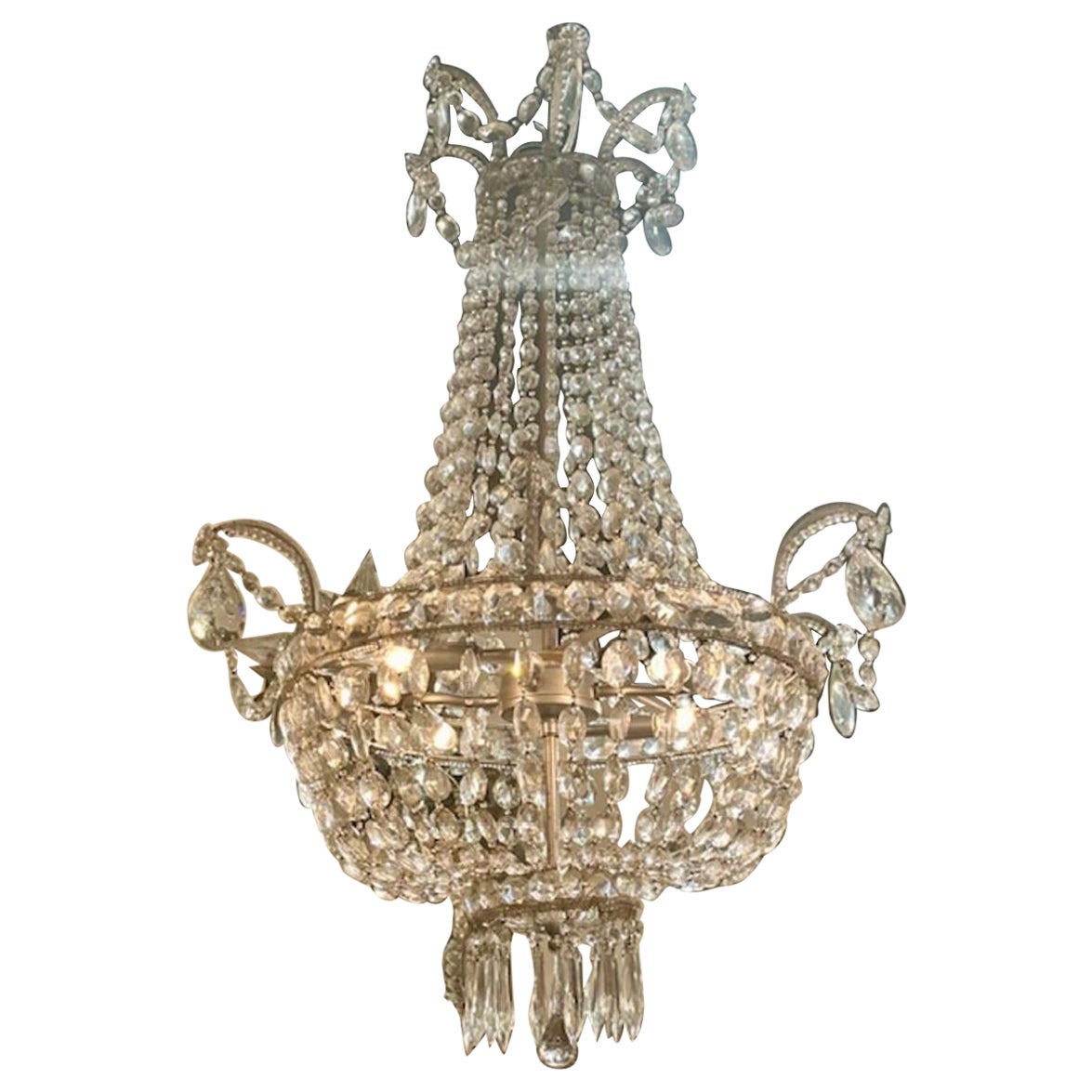 Lampadario a cesto di cristallo con perline dei primi del Novecento italiano