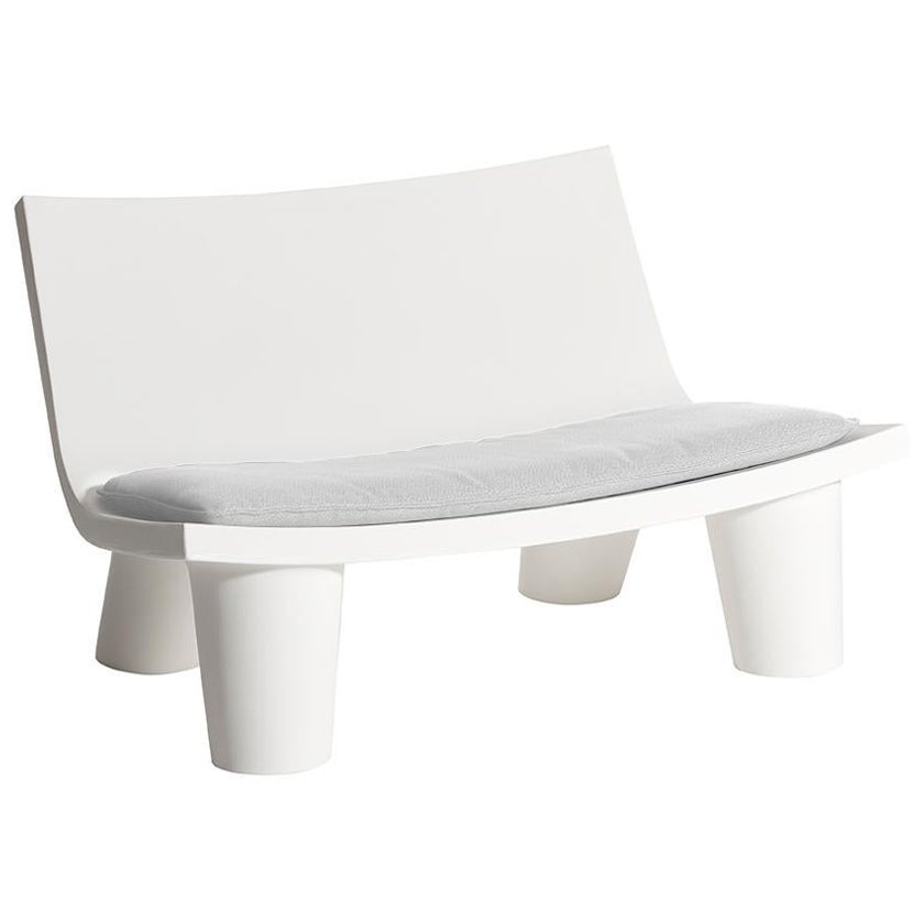 Milky White Low Lita Love Niedriges Sofa mit Kissen von otto Studio, Milky White im Angebot