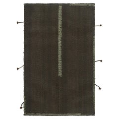 Rug & Kilim è un kilim contemporaneo in grigio con accenti marroni e azzurri.