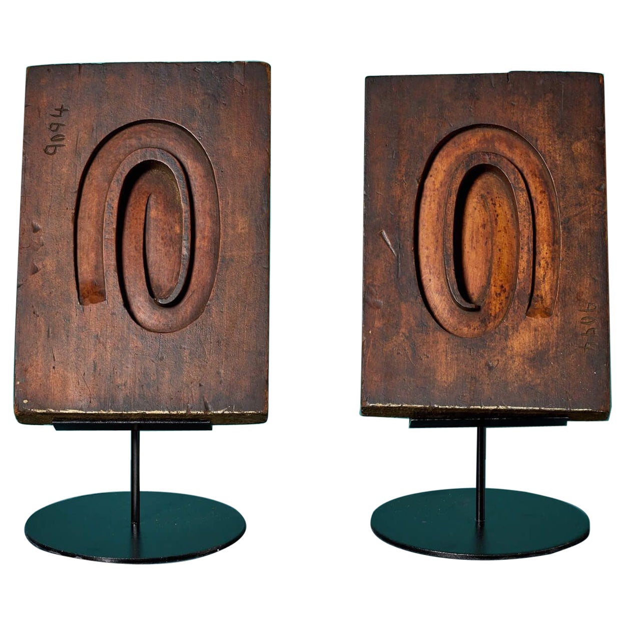 Due antichi stampi a volute in legno intagliato Ex. Collezione Tucker in vendita