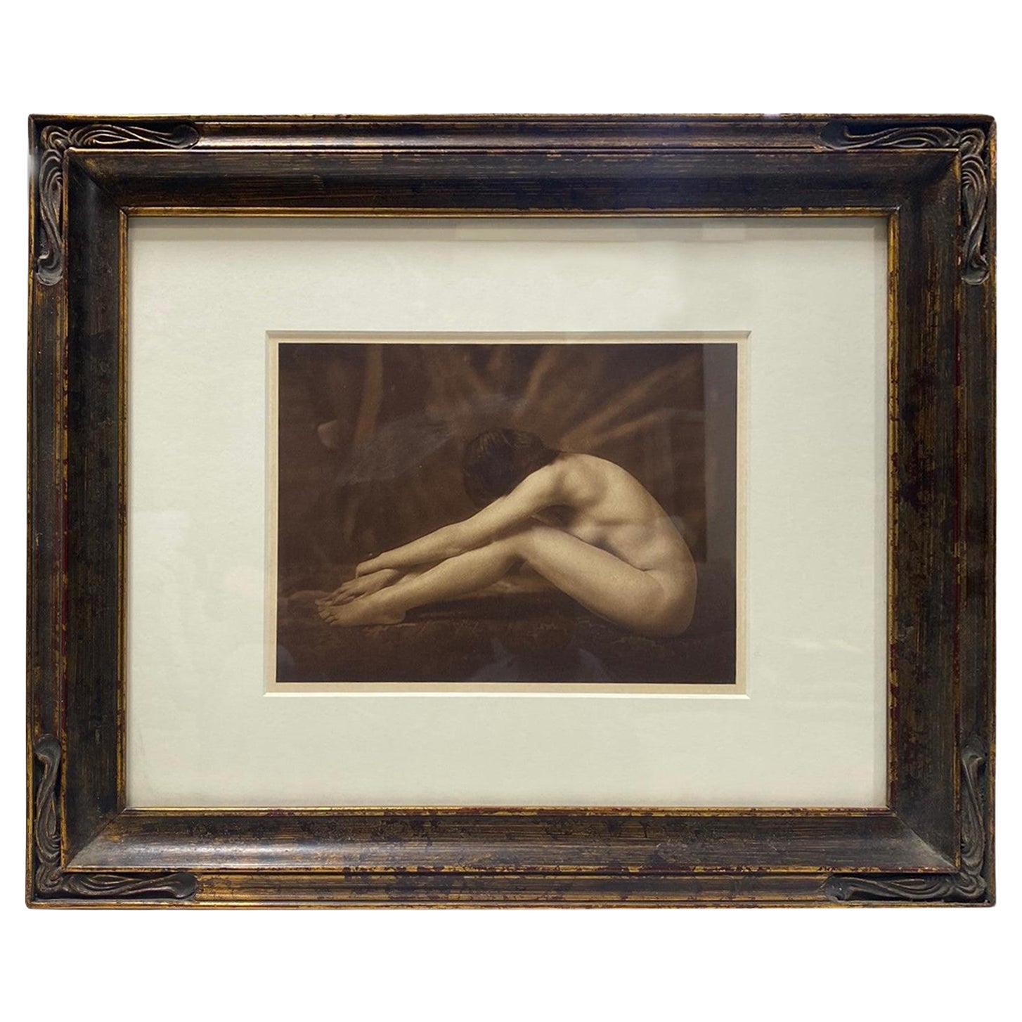 Fotografia di nudo femminile in bianco e nero color seppia alla maniera di Ruth Bernhard