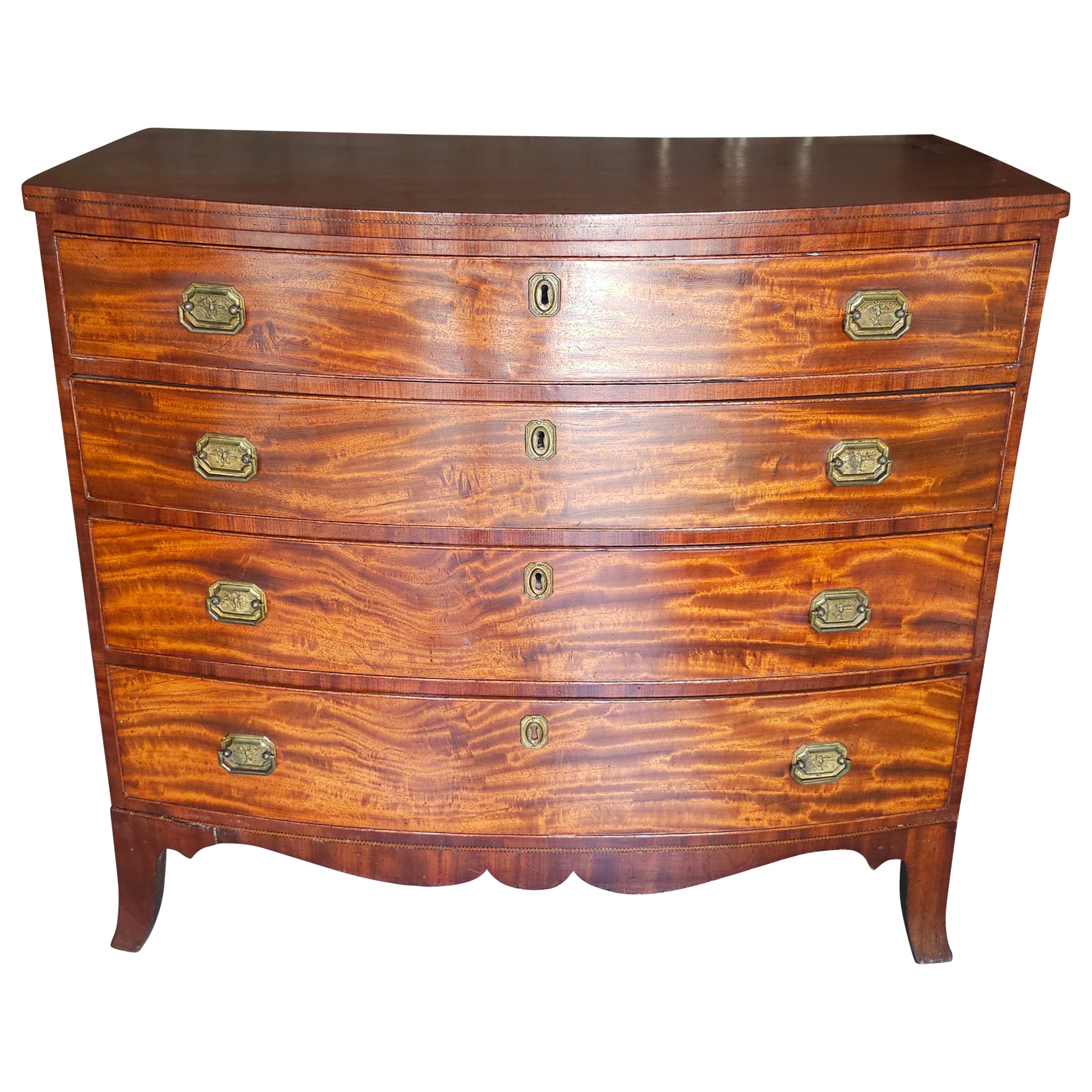 Commode Hepplewhite du 18ème siècle en acajou satiné avec façade en arc de cercle
