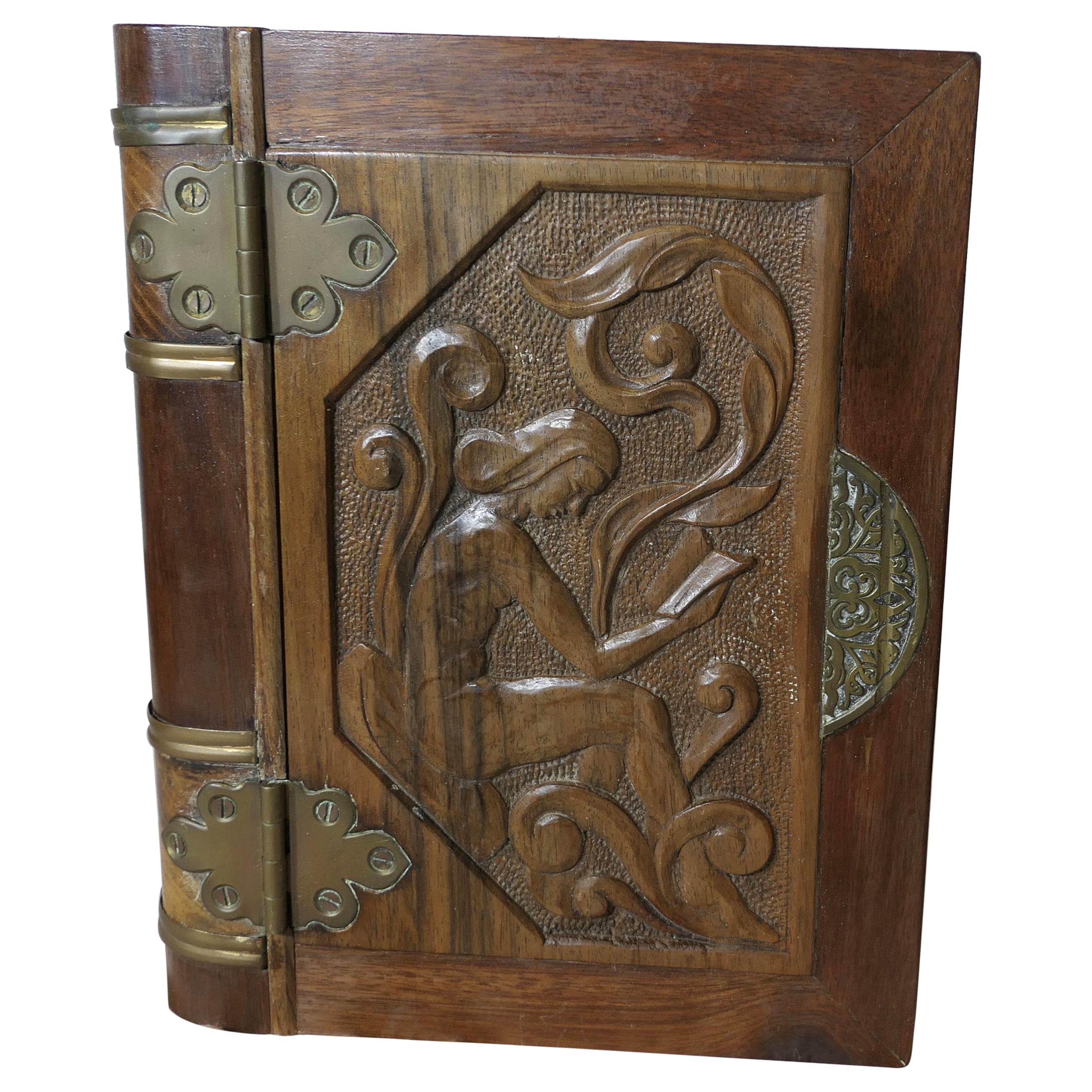 Un raro libro cassaforte segreto intagliato in stile Art Carved  Questo è un pezzo molto attraente