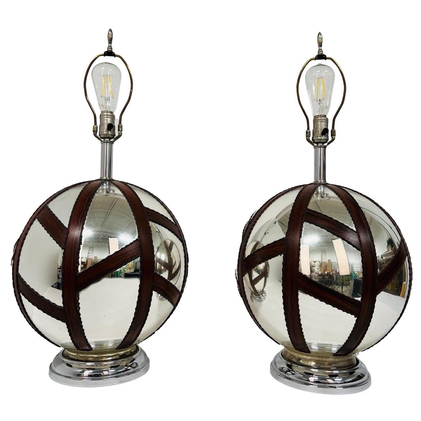 Coppia di lampade moderne francesi in vetro di mercurio e orbite geometriche di Macassar applicate C.C. 1960 in vendita