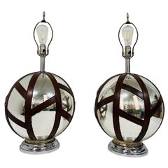 Coppia di lampade moderne francesi in vetro di mercurio e orbite geometriche di Macassar applicate C.C. 1960