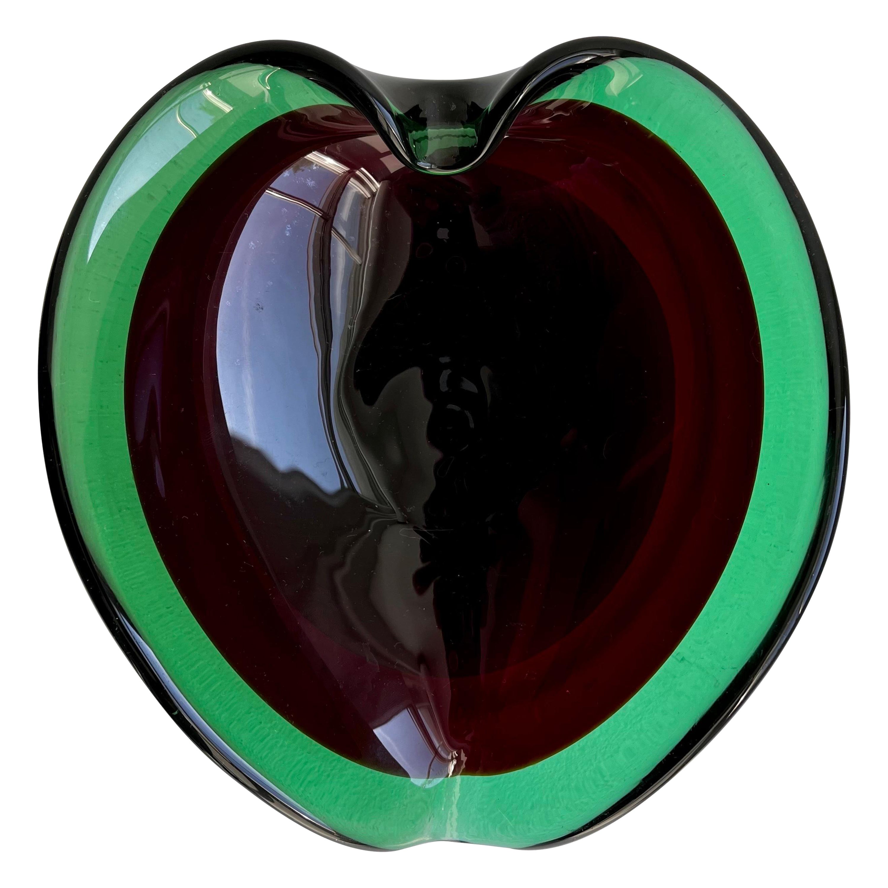 Cuenco de cristal verde y rojo de Murano, circa 1950 en venta