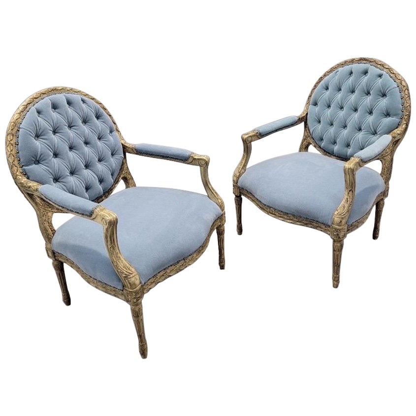 Fauteuils à dossier médaillon de style Régence française d'après Henredon en vente