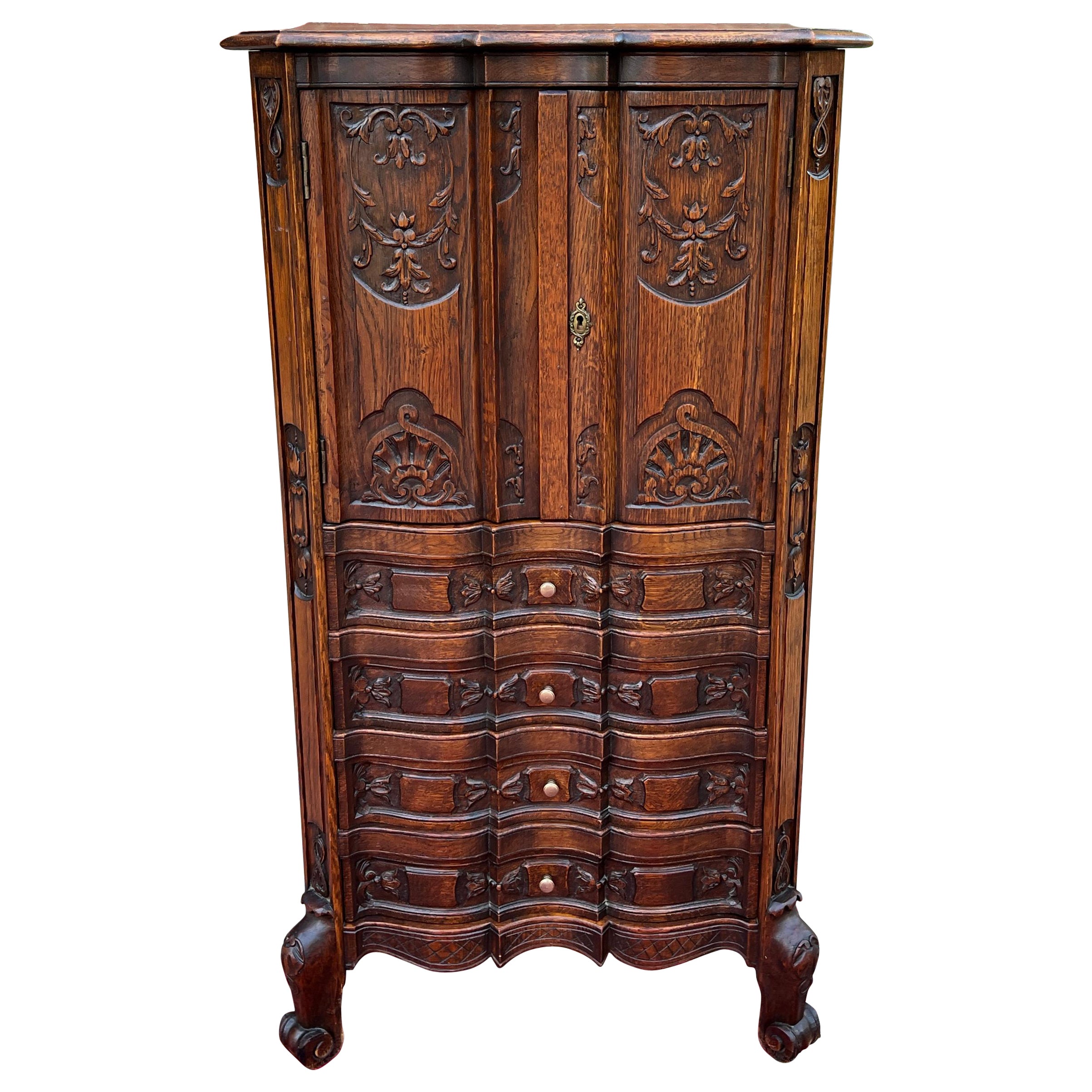 Antiguo Armario Francés Sobre Arcón 4 Cajones Serpentina Roble Tallado c. 1920s en venta