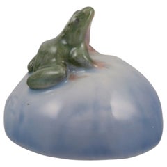 Figurita de porcelana de Royal Copenhagen. Rana sobre una piedra. Principios del siglo XX.