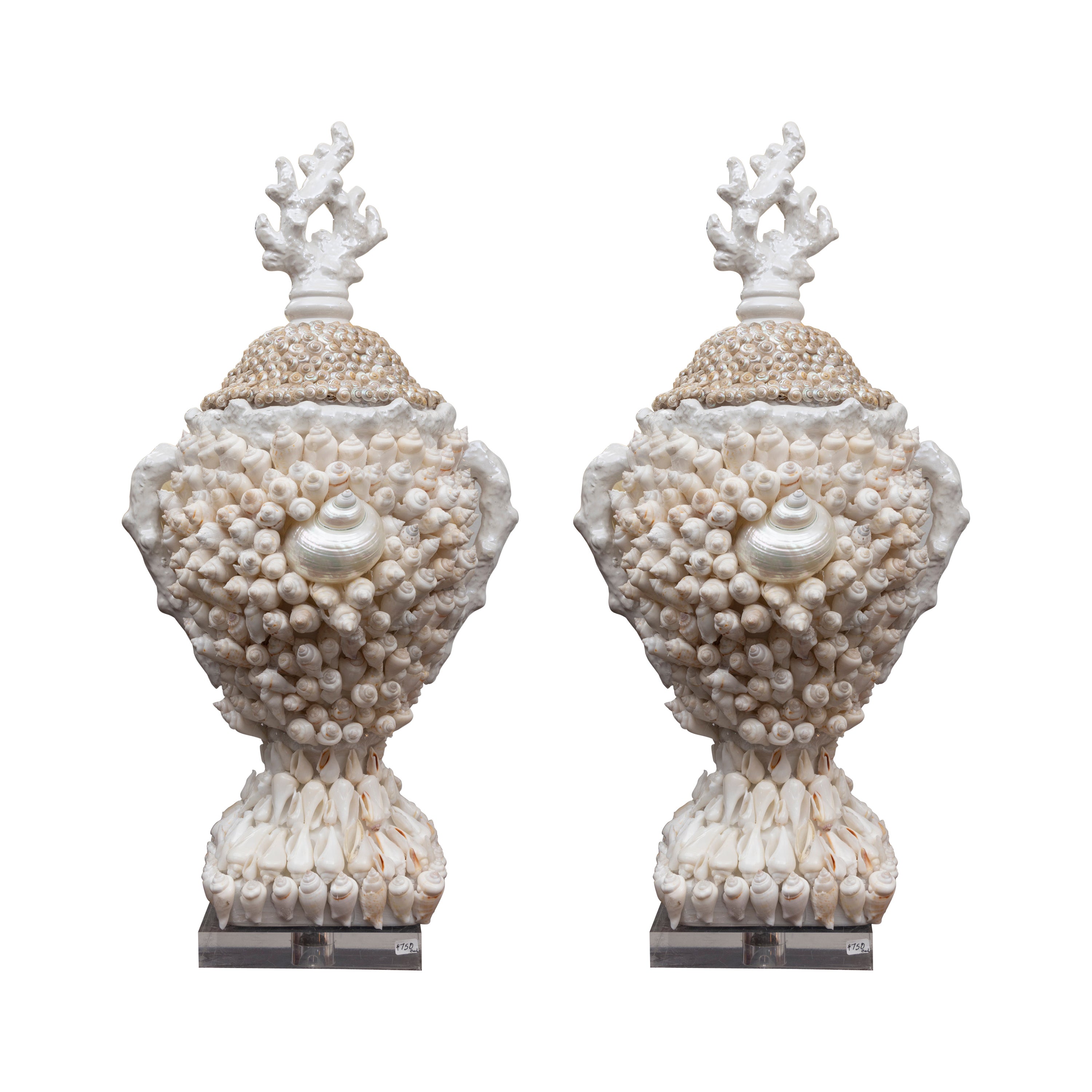 Paire d'urnes à couvercle en porcelaine incrustées de coquillages sur mesure en vente