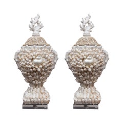Paire d'urnes à couvercle en porcelaine incrustées de coquillages sur mesure