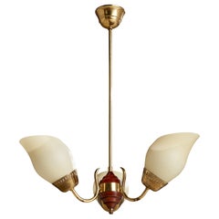 Schwedischer Designer, Kronleuchter, Messing, Holz, Glas, Schweden, 1940er Jahre