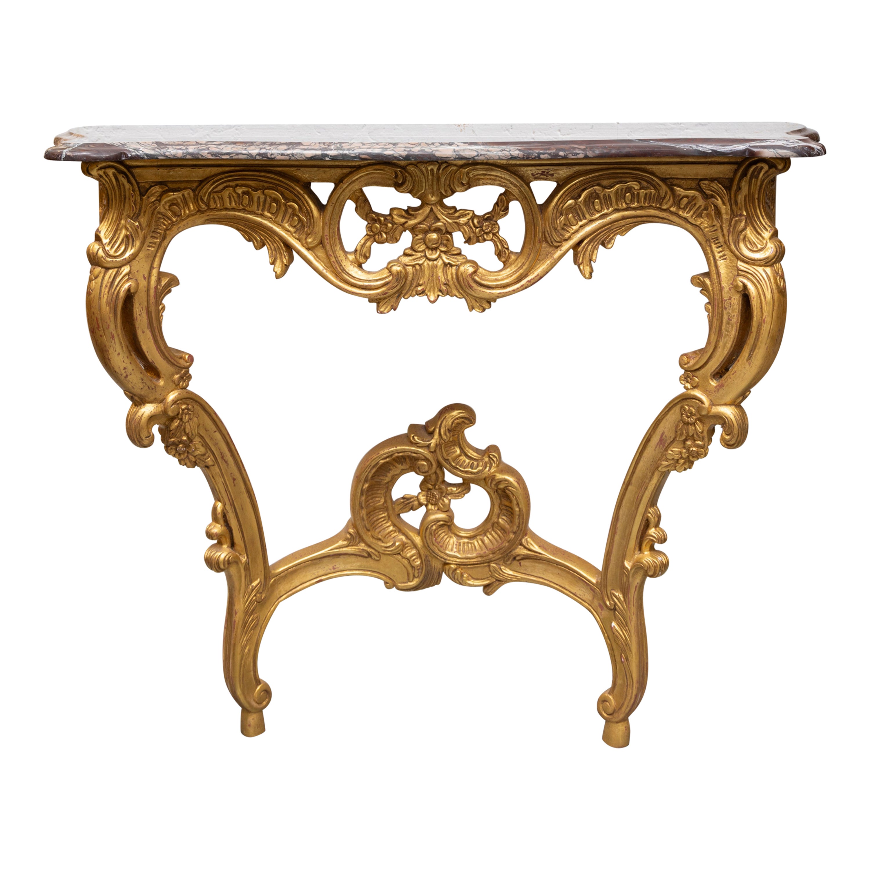 Se trata de un precioso par de consolas de madera dorada tallada, con tapa de mármol sobre un friso decorativo calado y perfilado, flanqueado por soportes salientes unidos por una camilla centrada con una prominente rocaille. Precio por unidad.