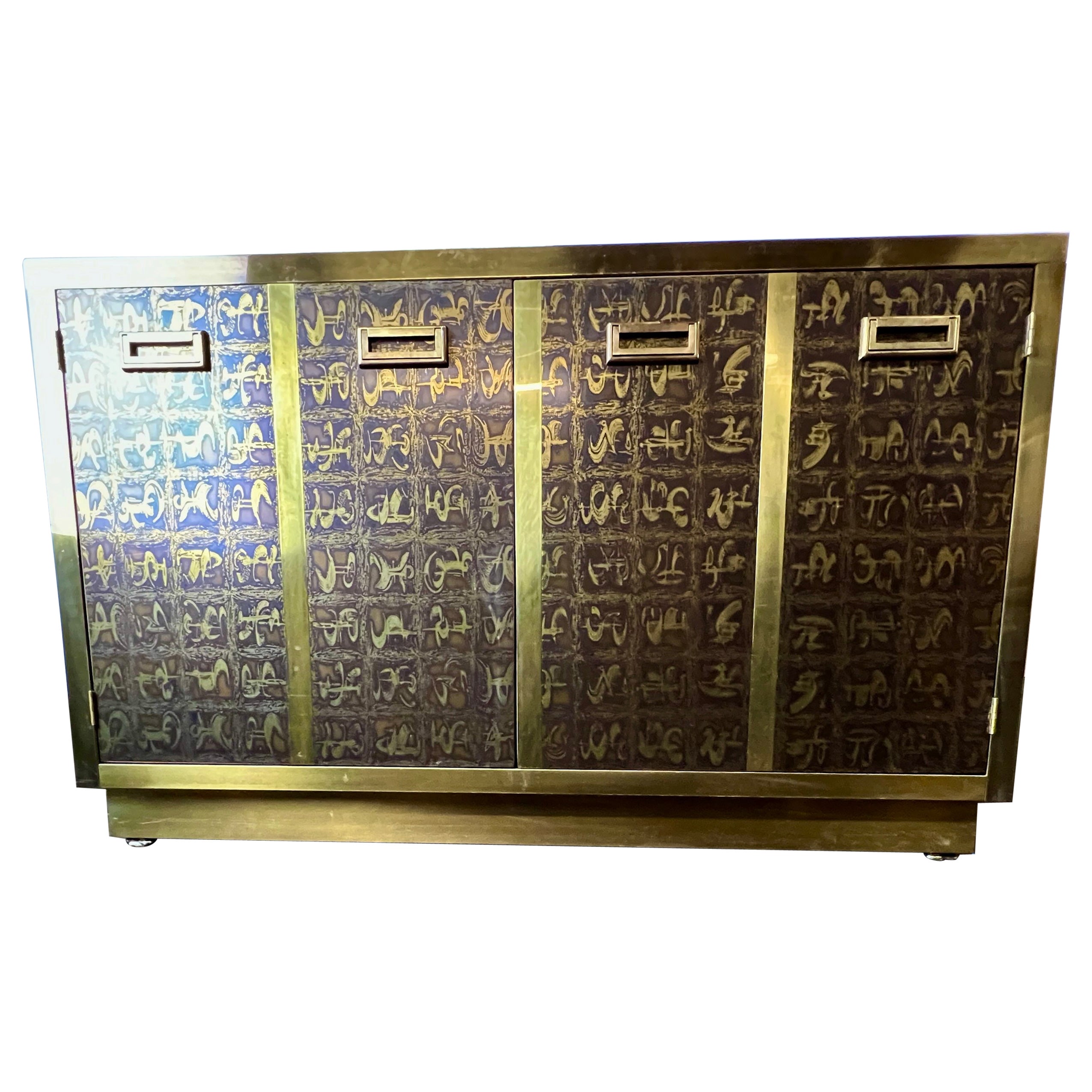 Rare armoire en laiton gravé de Bernhard Rhone pour Mastercraft en vente