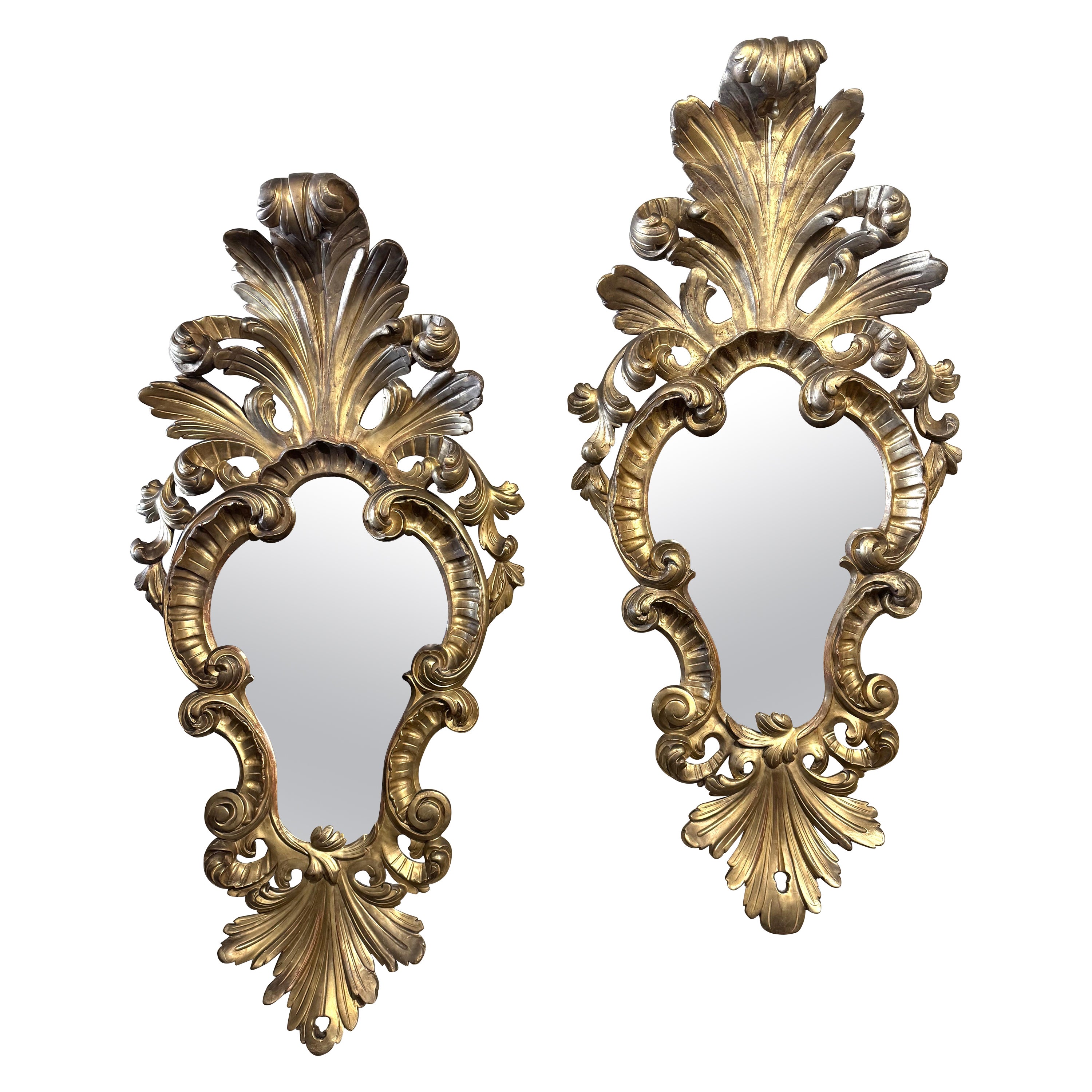 Paar italienische Louis XV-Wandspiegel aus geschnitztem Giltwood mit Blattwerk aus dem 19. im Angebot
