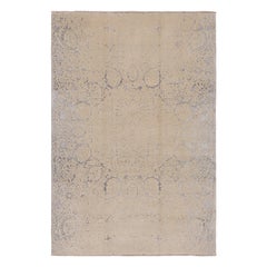 Rug & Kilim's Modern Rug in Silver-Gray with Cream Abstract Patterns (Tapis moderne en gris argenté avec des motifs abstraits de couleur crème)
