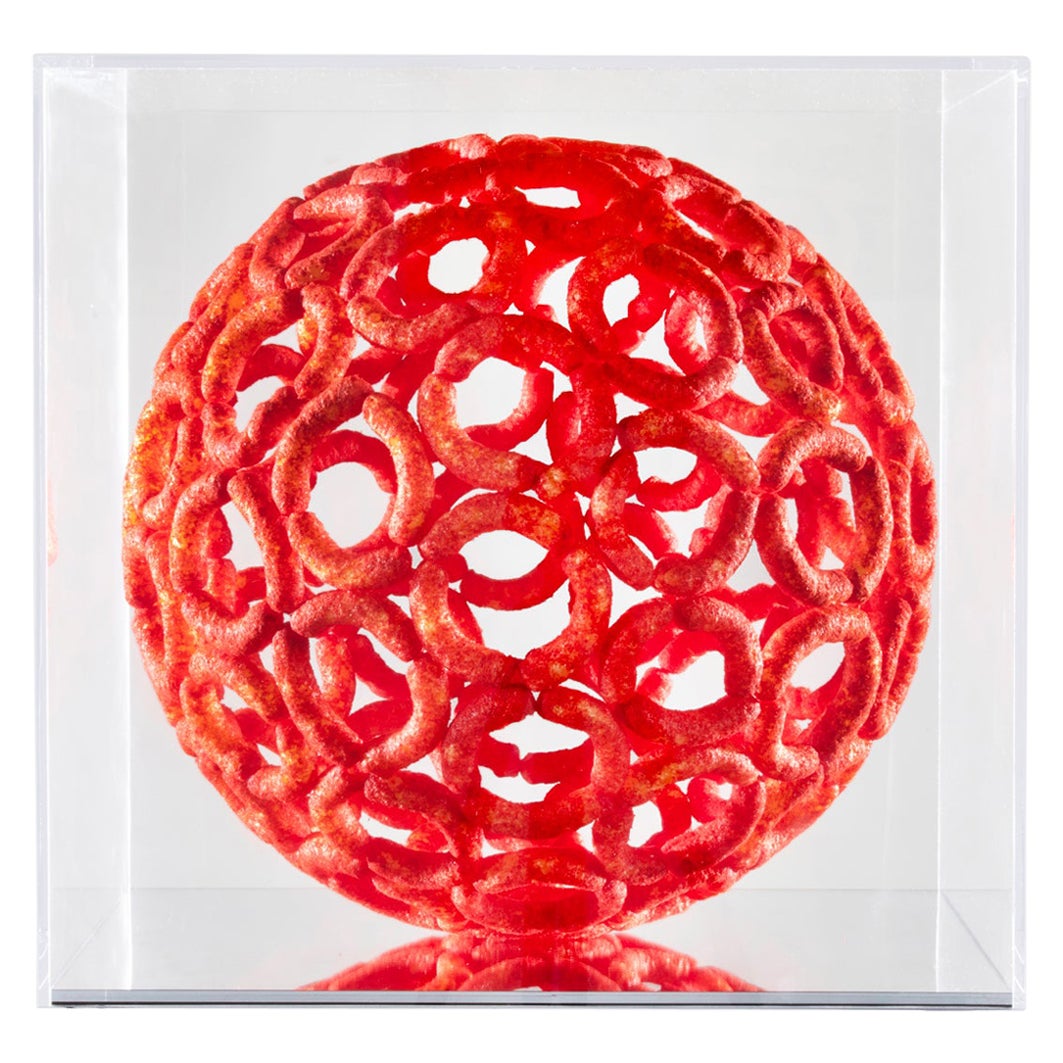 Scultura "Cheetosphere (Flamin' Hot)" di Sam Keller