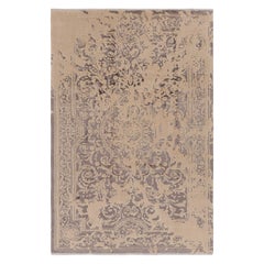 Alfombra Modern Classics de Rug & Kilim en crema y malva con medallón y flores