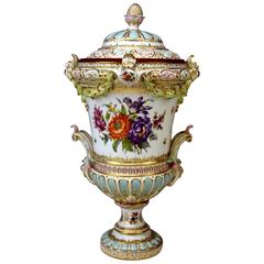 Grand vase à couvercle de Dresden Donath and Co. Hauteur 17::71 pouces Fabriqué:: vers 1900