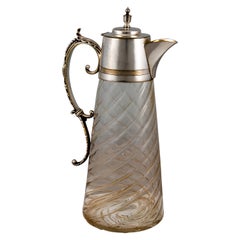 Brocca o decanter per vino. Vetro, metallo. XX secolo.