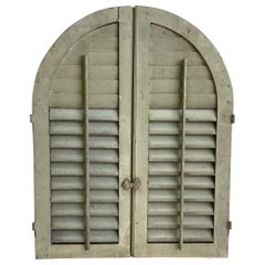 Paire de volets anciens en bois cintrés