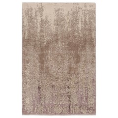 Alfombra moderna Rug & Kilim en gris topo y malva con medallón y motivos abstractos