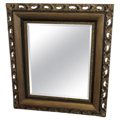 Gran espejo decorativo de pared dorado oscuro   Se trata de un precioso espejo biselado antiguo
