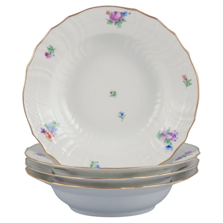 Flor Sajona de Royal Copenhagen. Cuatro platos hondos de porcelana. Principios del siglo XX