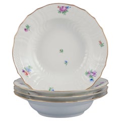Royal Copenhagen Saxon Flower. Quatre assiettes profondes en porcelaine Début du 20e siècle.