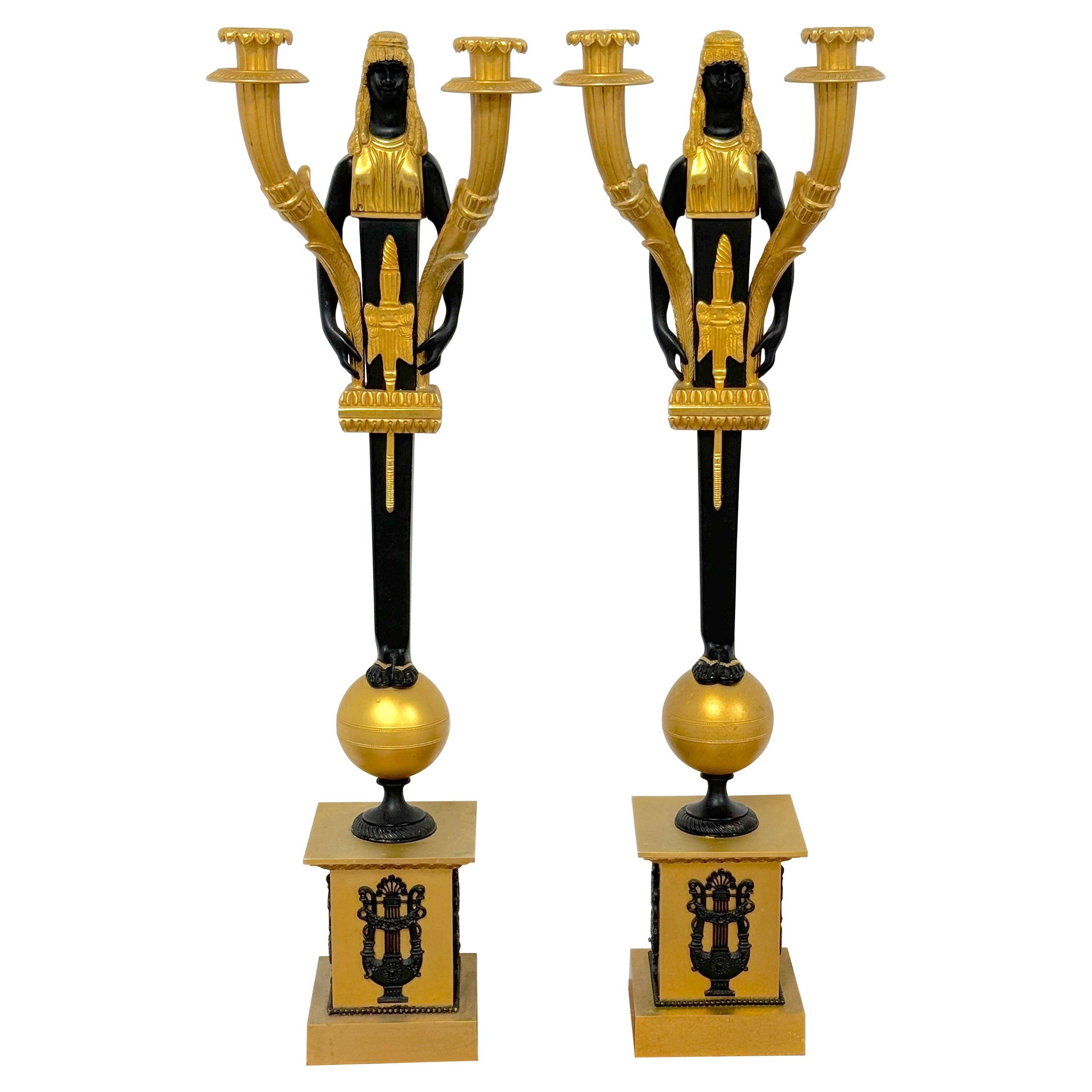 Paire de cariatides égyptiennes à deux lumières de style Empire  Chandelier en bronze doré et patiné