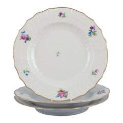 Royal Copenhagen Saxon Flower. Trois assiettes en porcelaine.