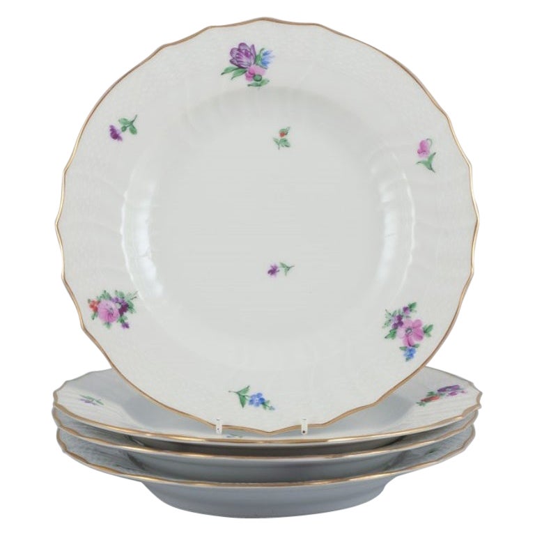Flor Sajona de Royal Copenhagen. Cuatro platos llanos de porcelana. Principios del siglo XX