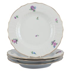 Flor Sajona de Royal Copenhagen. Cuatro platos llanos de porcelana. Principios del siglo XX