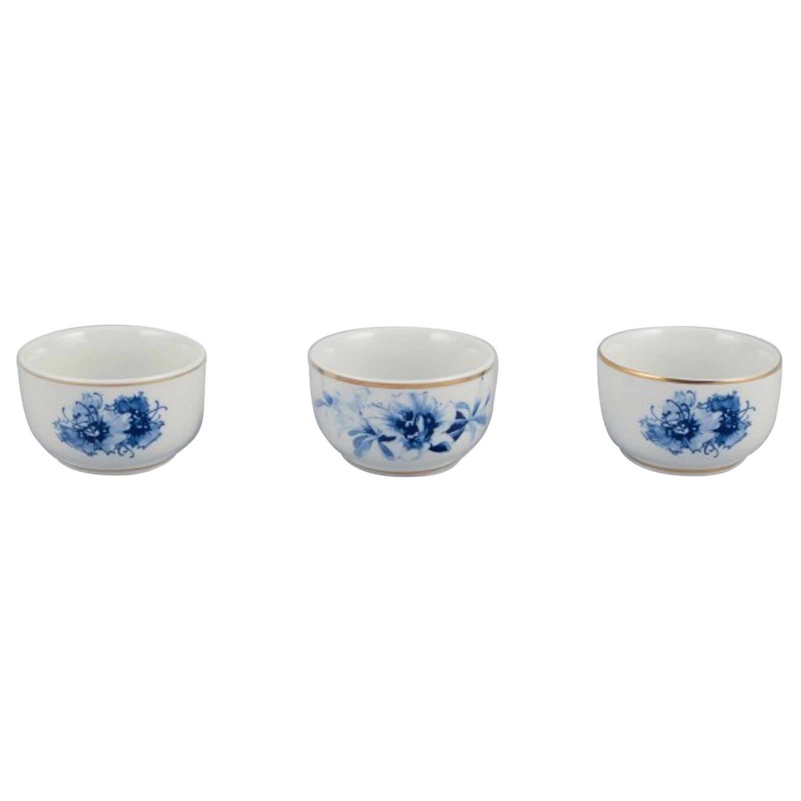Meissen, Alemania. Tres cuencos pequeños. Decorada a mano con motivos florales azules. en venta