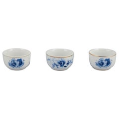 Meissen, Allemagne. Trois petits bols Décoré à la main avec des motifs floraux bleus.