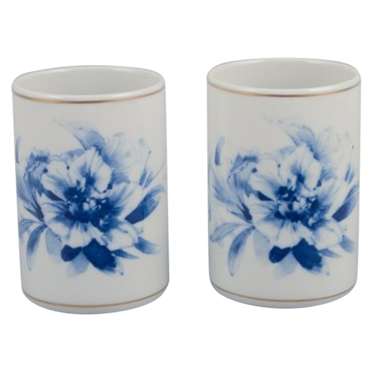 Meissen, Alemania. Dos jarrones. Decorado a mano con motivos florales azules