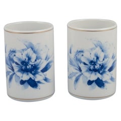 Meissen, Alemania. Dos jarrones. Decorado a mano con motivos florales azules