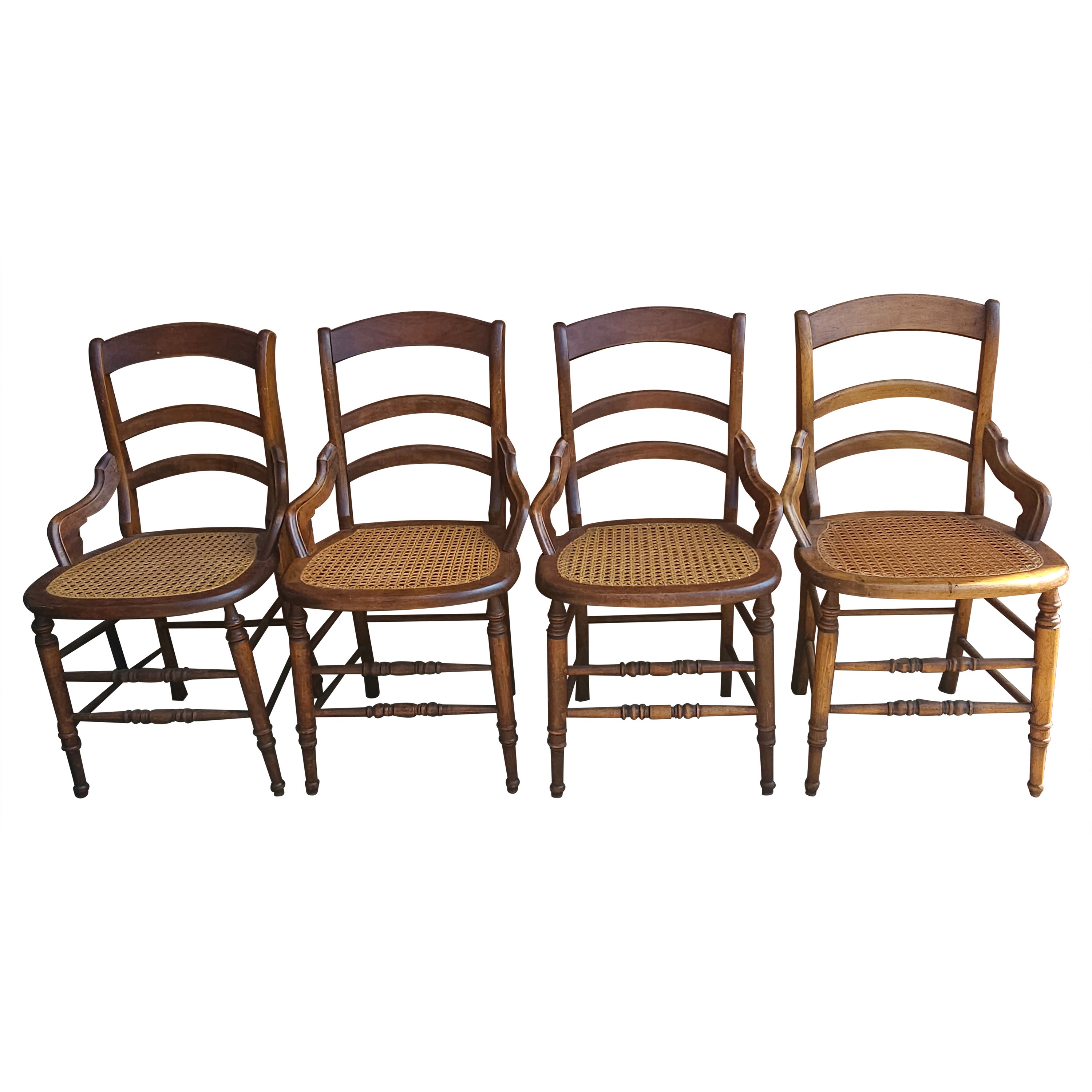 Ensemble de quatre chaises d'appoint victoriennes à dossier en échelle, en noyer et à assise en rotin