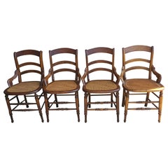Ensemble de quatre chaises d'appoint victoriennes à dossier en échelle, en noyer et à assise en rotin