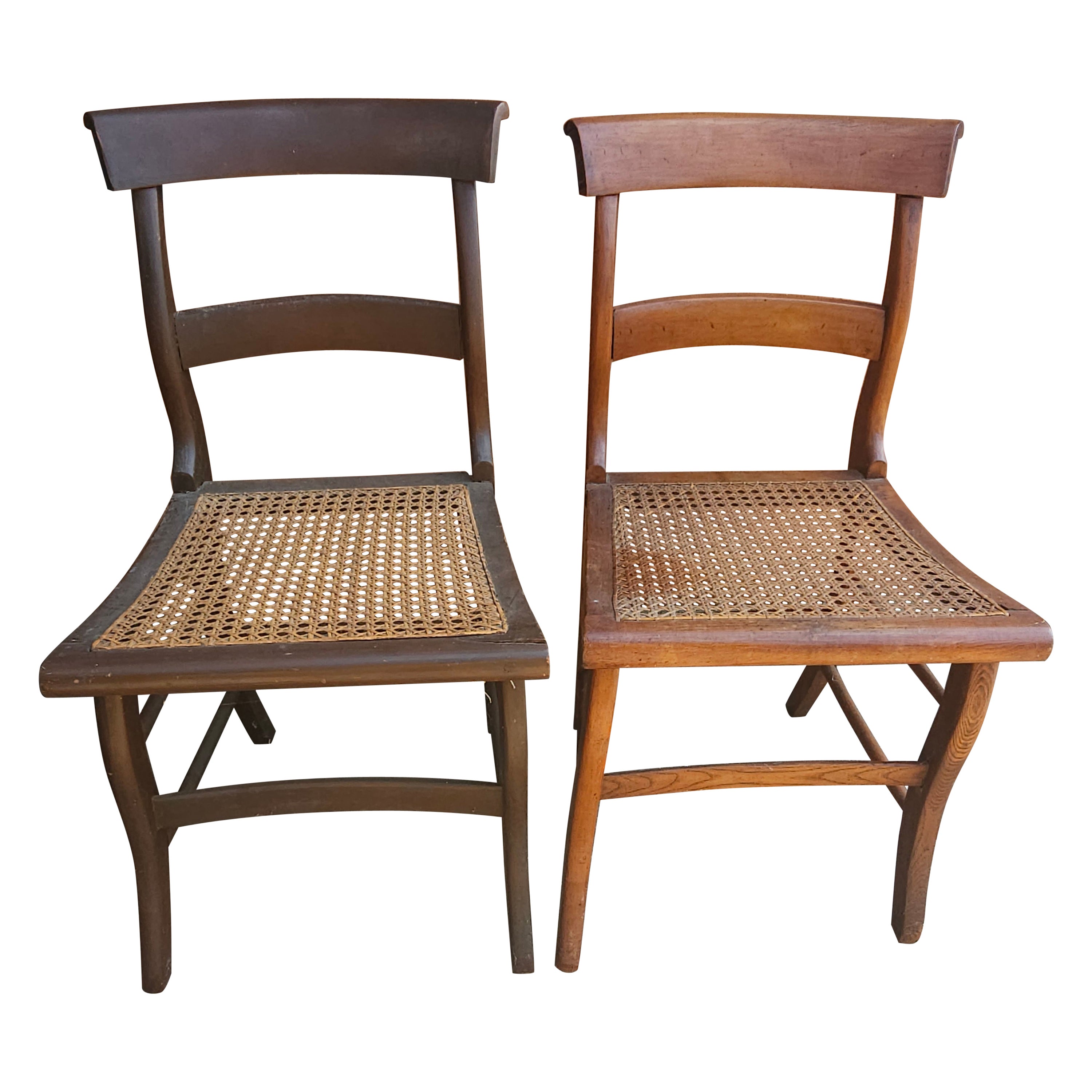 Paire de chaises d'appoint victoriennes en noyer et à assise cannée