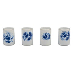 Meissen, Germania. Quattro vasi. Decorato a mano con motivi floreali blu