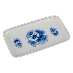 Meissen, Germania. Piatto rettangolare in porcellana decorato con motivi floreali blu